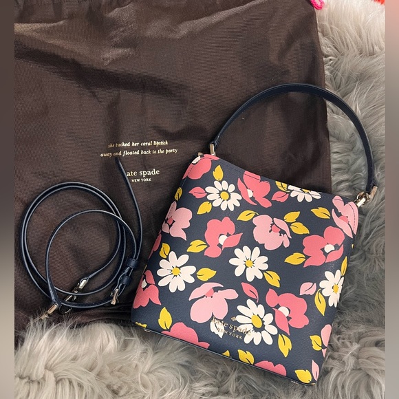 kate spade Handbags - Like new Kate Spade handbag/crossbody